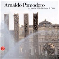 9788884914972-Arnaldo Pomodoro nei giardini del Palais-Royal di Parigi.