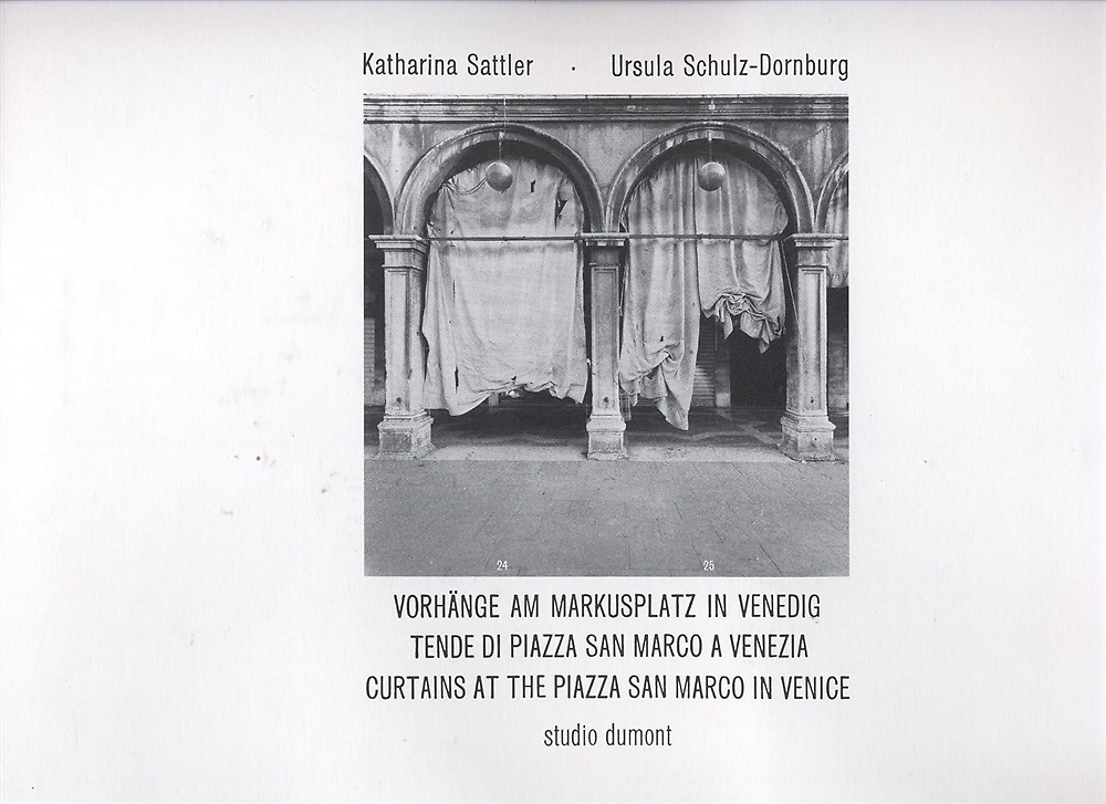 9783770108336-Vorhänge am Markusplatz in Venedig. Curtains at the Piazza San Marco in Venice.