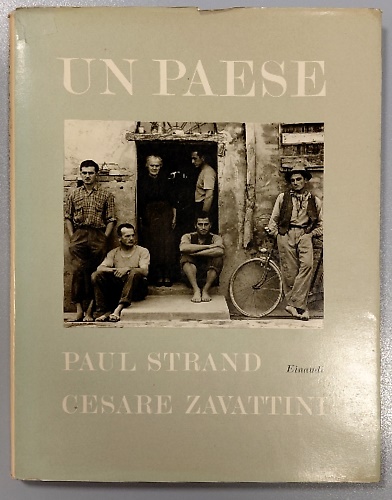 Un paese.