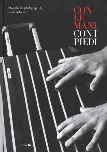 Con le mani e con i piedi.