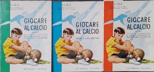 Giocare al calcio.