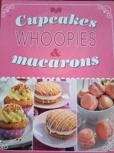 9783869414706-Cupcakes whoopies & macarons.