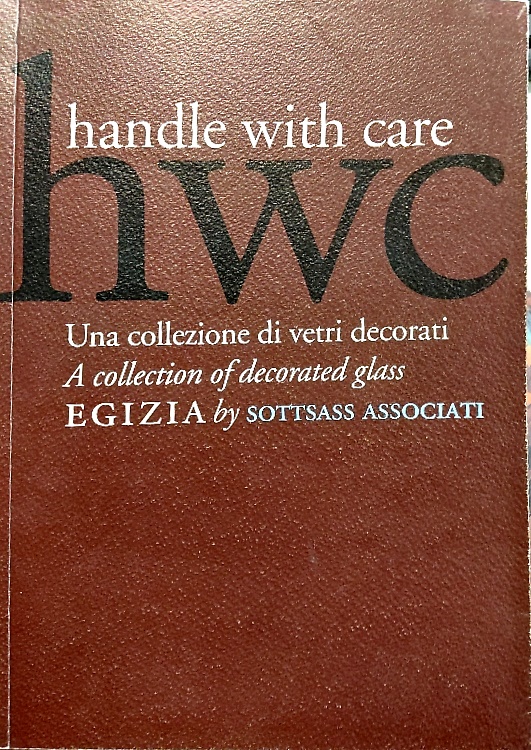 Handle with care. HWC. Una collezione di vetri colorati. A collection of decorat
